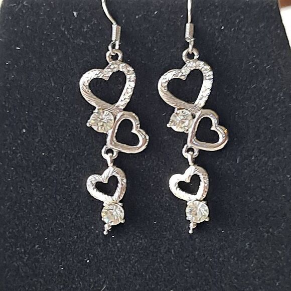 6 pair silvertone heart earrings Nwt - Picture 1 of 8